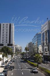 Image du Maroc Professionnelle de  Le prolongement de l'avenue Hassan II vers le sud rejoint le Boulevard Abdelmoumen qui presque comme tous les quartiers de Casablanca subit une transformation radicale. De part et d’autre du Boulevard Zerktouni, le nouveau quartier d’affaires de Casablanca, où les sièges d'une grande partie des plus importants groupes financiers du pays, banques, assurances, groupes de crédit ont élus domicile loin des encombrements quotidiens du centre-ville, Vendredi Juillet 2009. (Photo / Abdeljalil Bounhar)